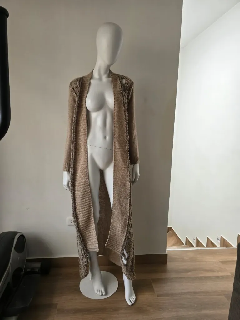 Portico-(Saco largo tejido con panel jersey y detalles en borde a mano y pretina encima) (M/L, Blanco)