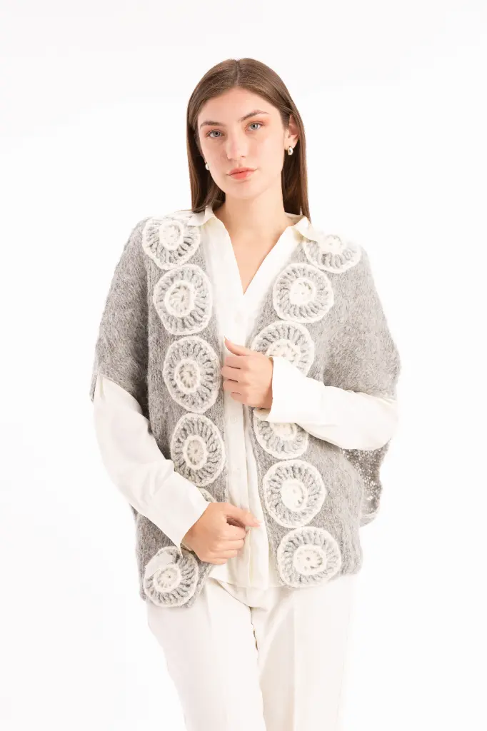 Chaleco abierto y detalles de pastillas  tejido a mano