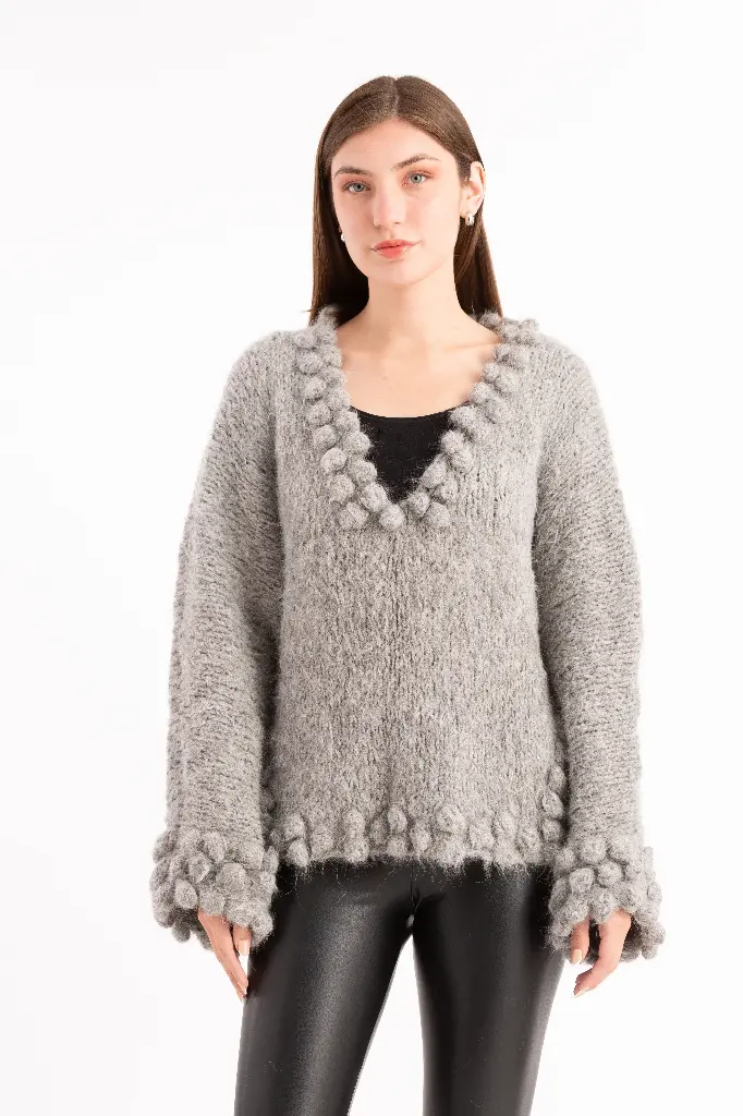 [V015A] Chomp oversize cuello V  tejido a mano (Gris)