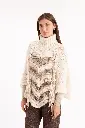 Poncho cuello alto con flecos verticales tejido a amano