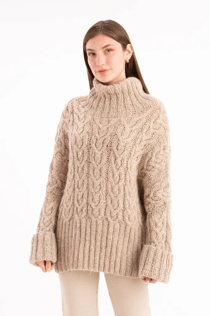 Chompa cuello alto y manga extralarga tejida a mano