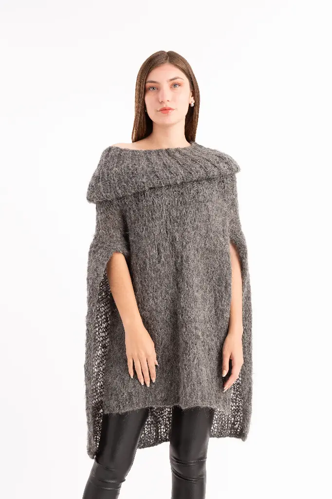 Capa llana con cuello tortuga tejida a mano