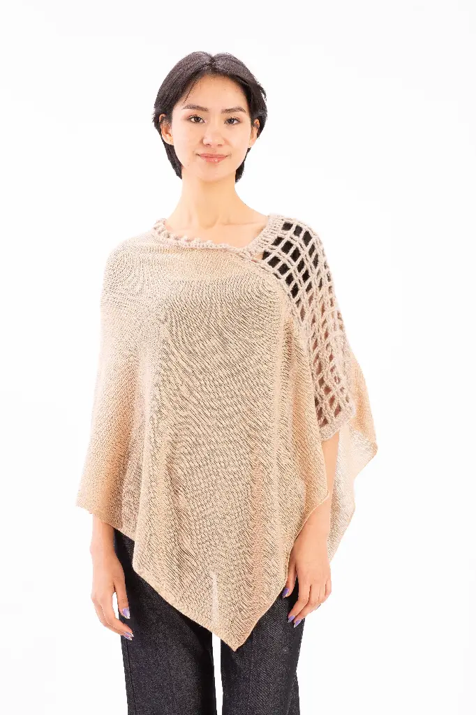 Poncho pomponero sin flor en pecho