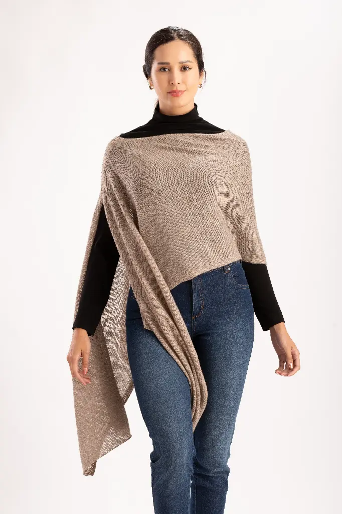 Capa "Huito" con detalle triagular en espalda