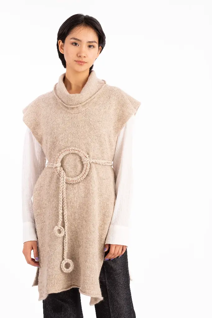 [05-062B] Chaleco "Cauce" cuello alto costados abiertos (Taupé)