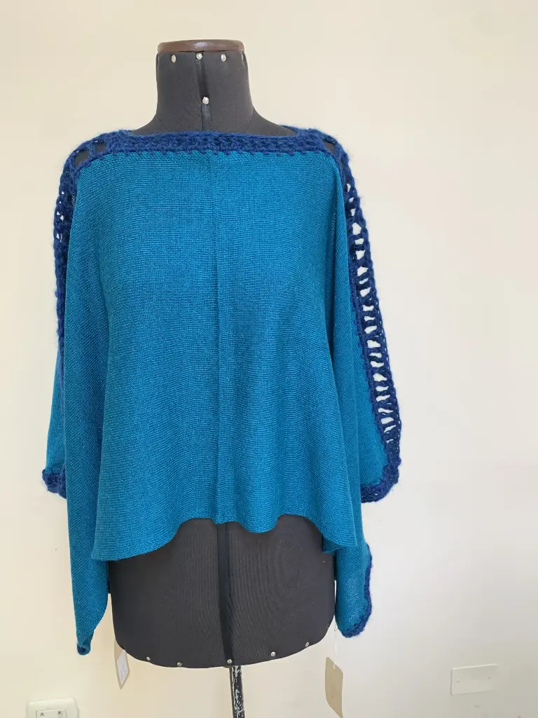 [02-035B] Poncho rectangular unido en hombros y bordes de esplada (Azul)