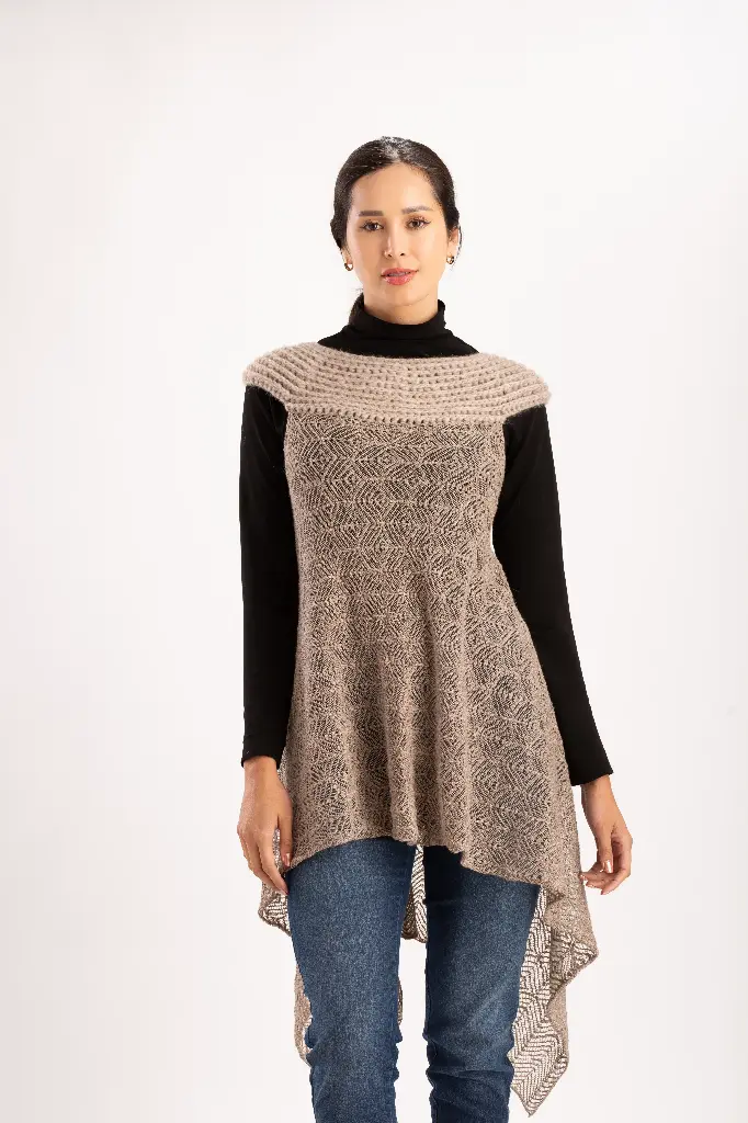 [06-007A] Vestido calado "Cálido Viento" con detalles peludo en cuello  (Grafito)