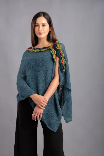 [02-029A] Poncho Rutilante con greca en costado 
