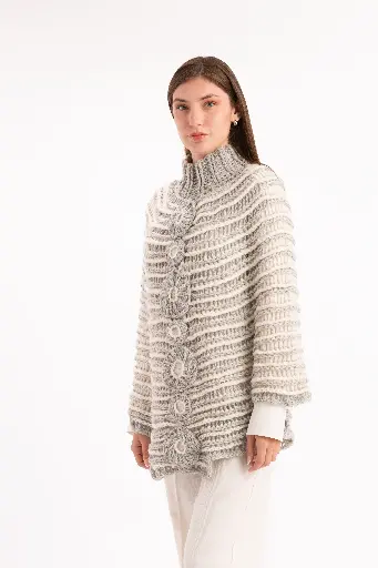 [V017A] Poncho con detalle pastillas delanteras tejido a mano