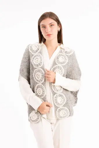 Chaleco abierto y detalles de pastillas  tejido a mano