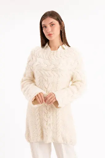 Chompa con trenza delantera  tejida a mano