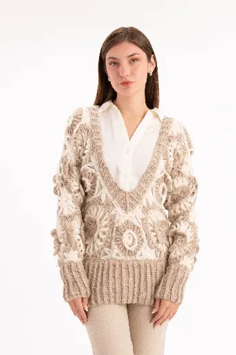 Chompa cuello V amplio y detalles circulares tejido 
