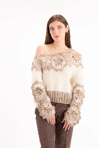 Chompa de hombro caído y adornos de relieve tejida a mano