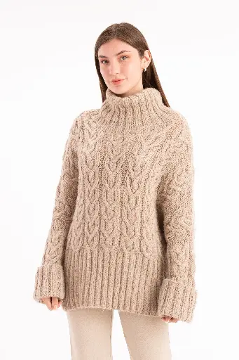 Chompa cuello alto y manga extralarga tejida a mano