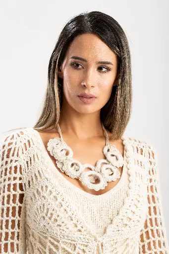 [22-027A] Collar "Purísima" con varias argollas adornadas en forma de flores 