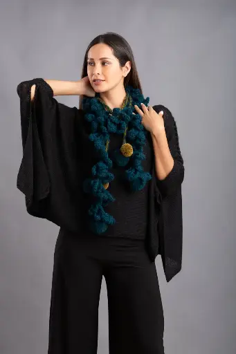 [22-028A] Collar "Garganta Azul" ondas españolas con terminación de pompones 