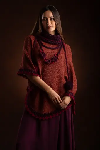 [22-029A] Collar con dos pompones unidos con tira 