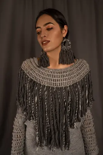 [23-018A] Aretes con argolla adornada con flecos